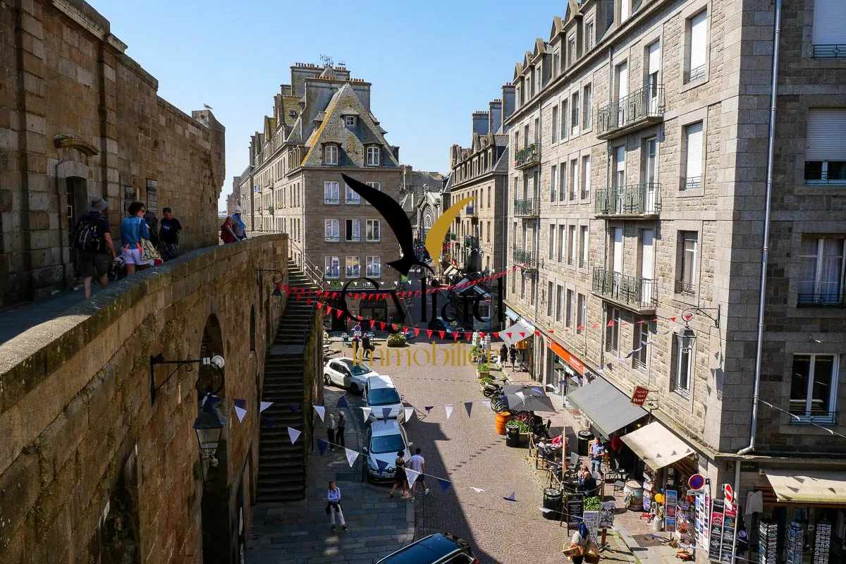 Local commercial à vendre à Saint-Malo Intra-Muros - Emplacement stratégique et visibilité assurée 