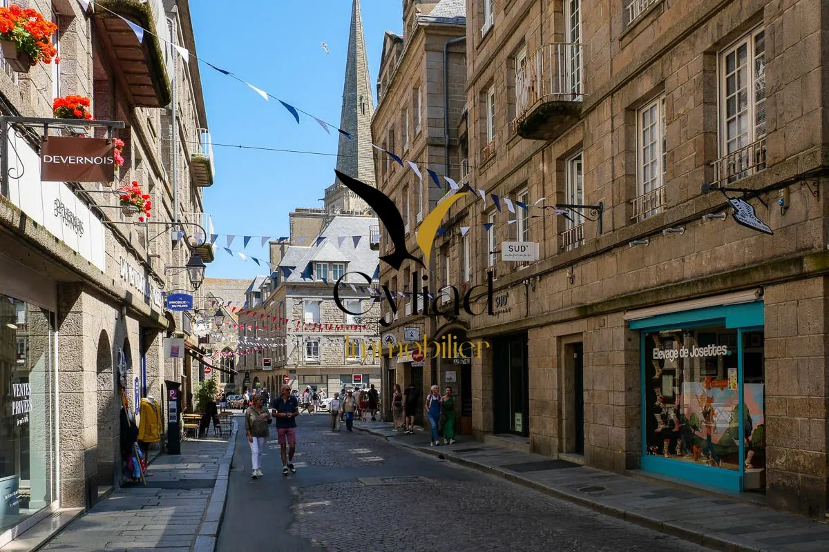 Local commercial à vendre à Saint-Malo Intra-Muros - Emplacement stratégique et visibilité assurée 