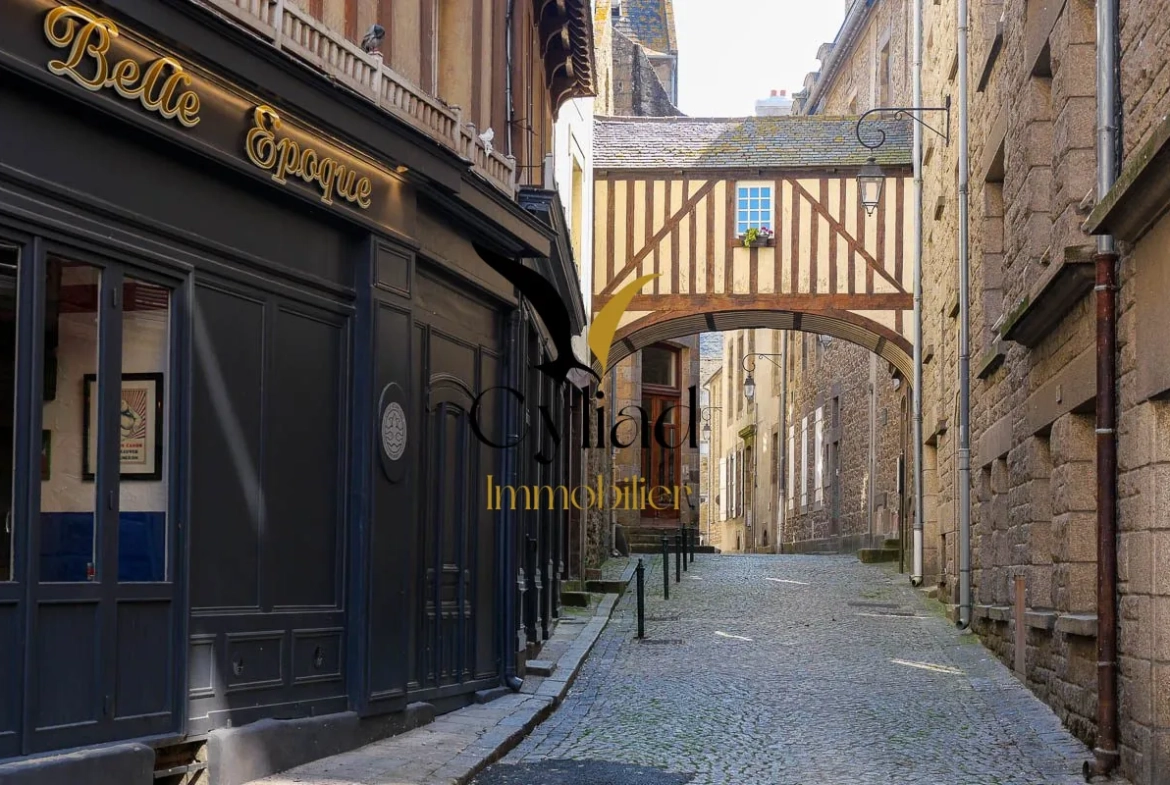 Local commercial à vendre à Saint-Malo Intra-Muros - Emplacement stratégique et visibilité assurée 