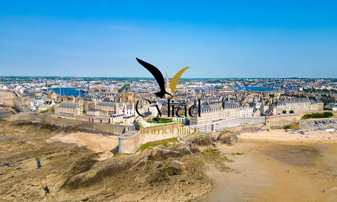 Local commercial à vendre à Saint-Malo Intra-Muros - Emplacement stratégique et visibilité assurée 