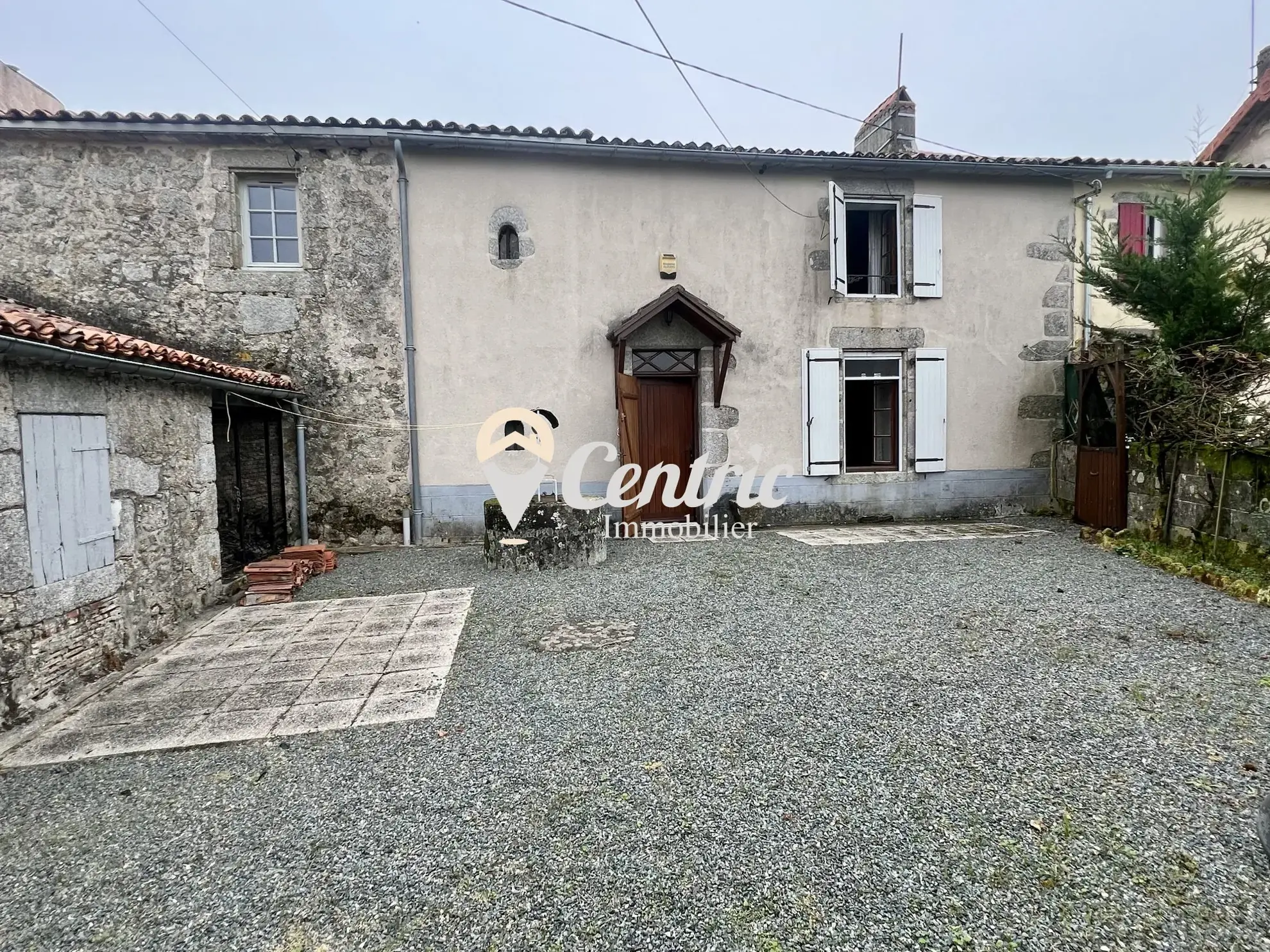 Charmante maison en pierre avec cour et terrain à Neuvy-Bouin 