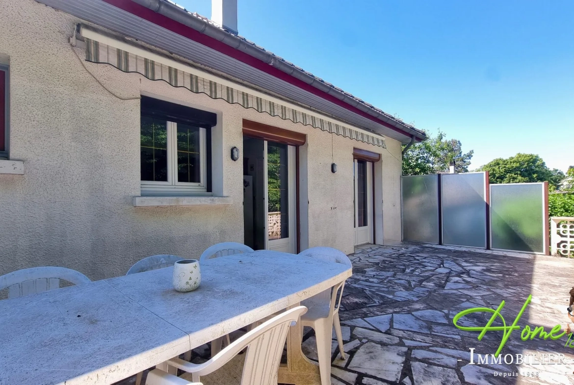 Maison à vendre à Fussy, proche Bourges, 3 chambres, terrasse, sous-sol complet 