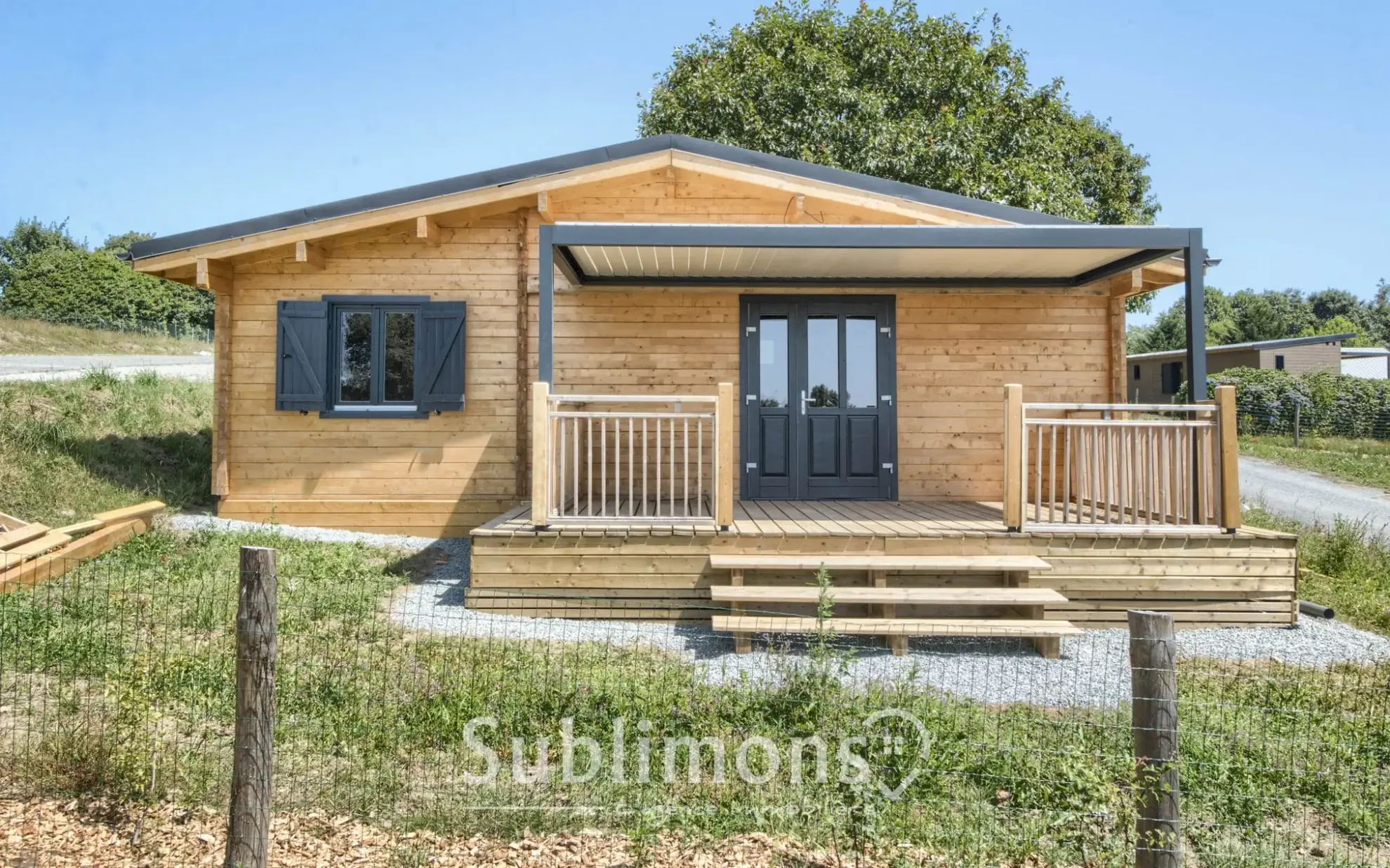 Chalet en bois 46 m² à Sulniac - Résidence sécurisée avec terrasse et piscine 