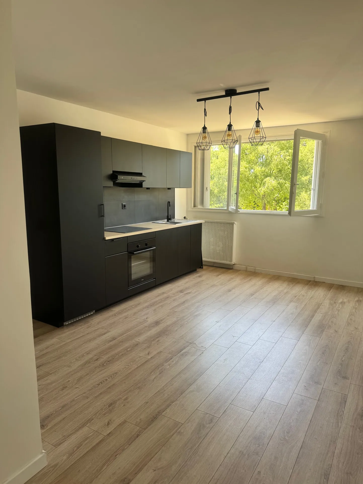 Appartement 3 pièces rénové avec 2 chambres à Marseille 13010 - Résidence sécurisée 
