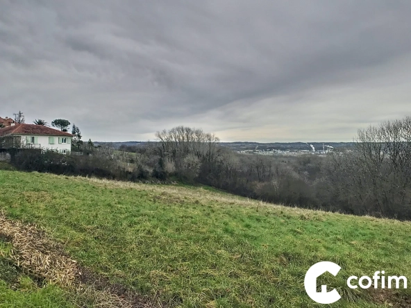 Terrain constructible à Lagor de 3 400 m² avec vue panoramique