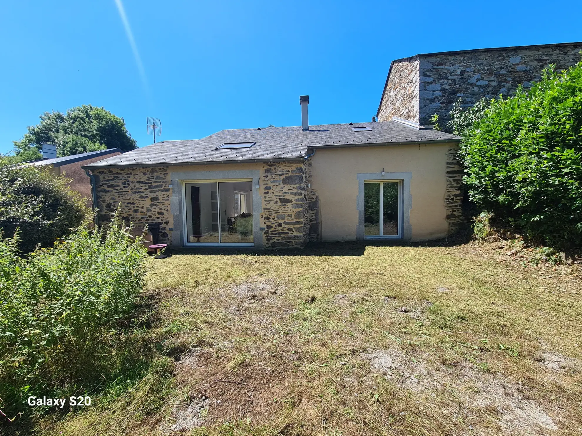 Magnifique maison rénovée de 110 m² avec jardin et terrain boisé au Bez 