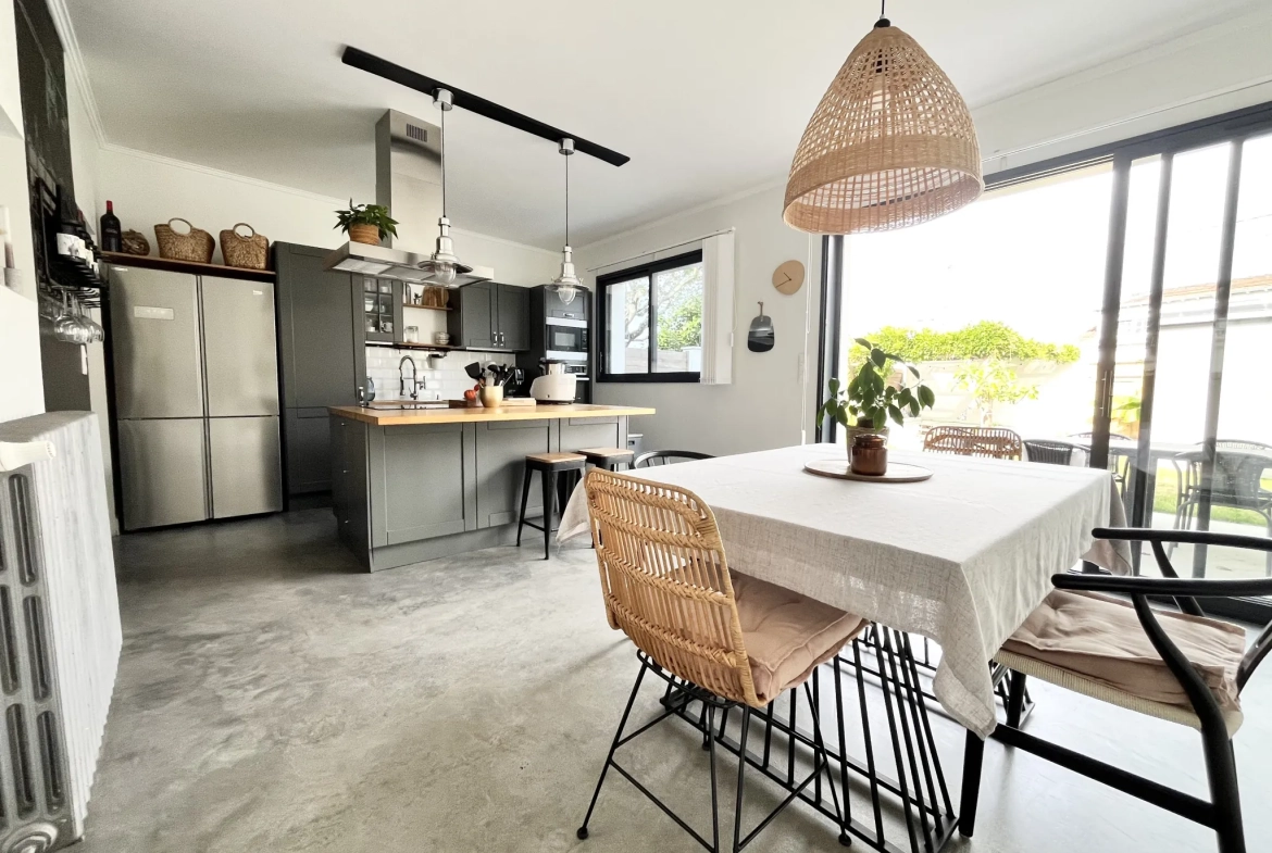 Maison rénovée de 113 m² avec jardin et garage à Cholet - Quartier Descartes 