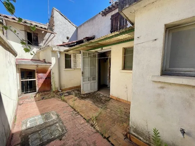 Maison vigneronne à rénover avec grand potentiel à Roujan 