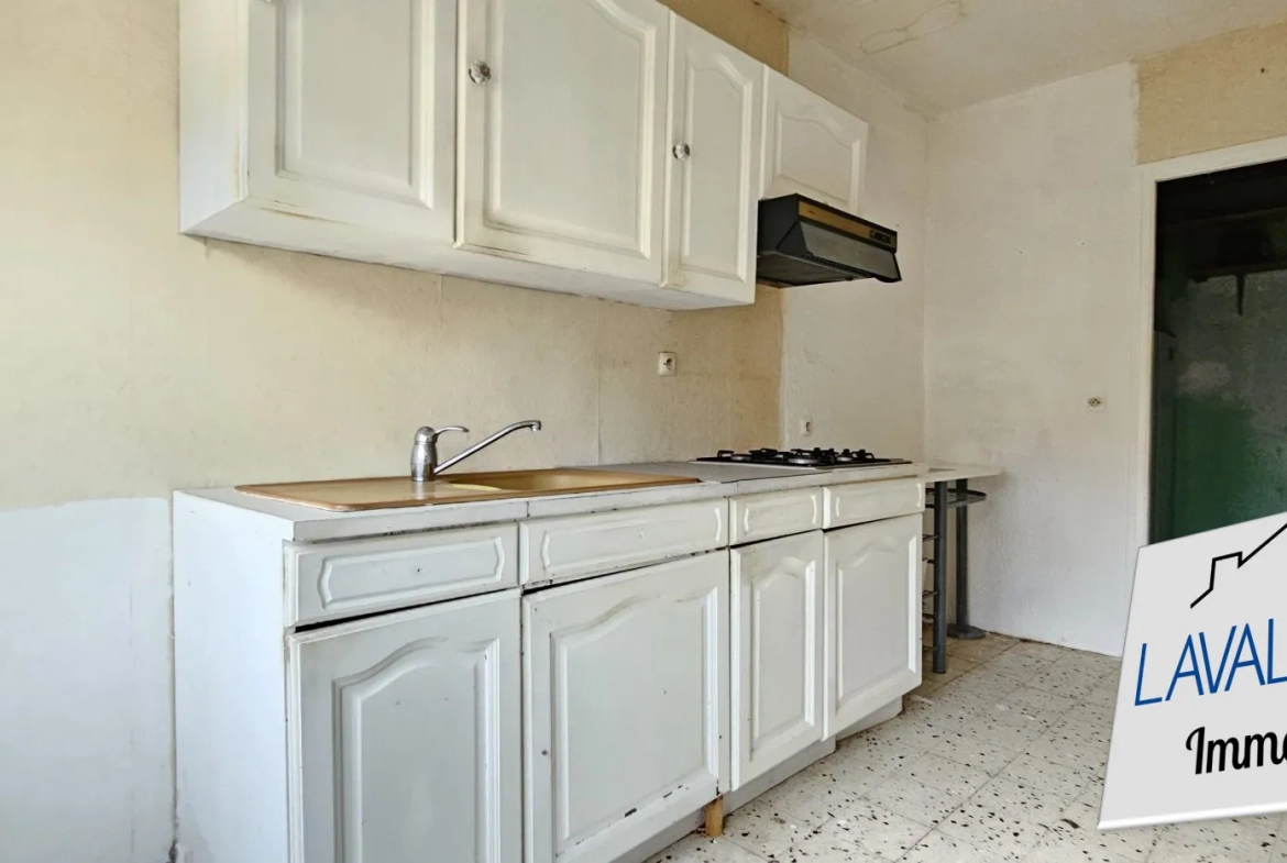Maison de plain-pied à rénover avec 2 chambres et jardin à Canaples 