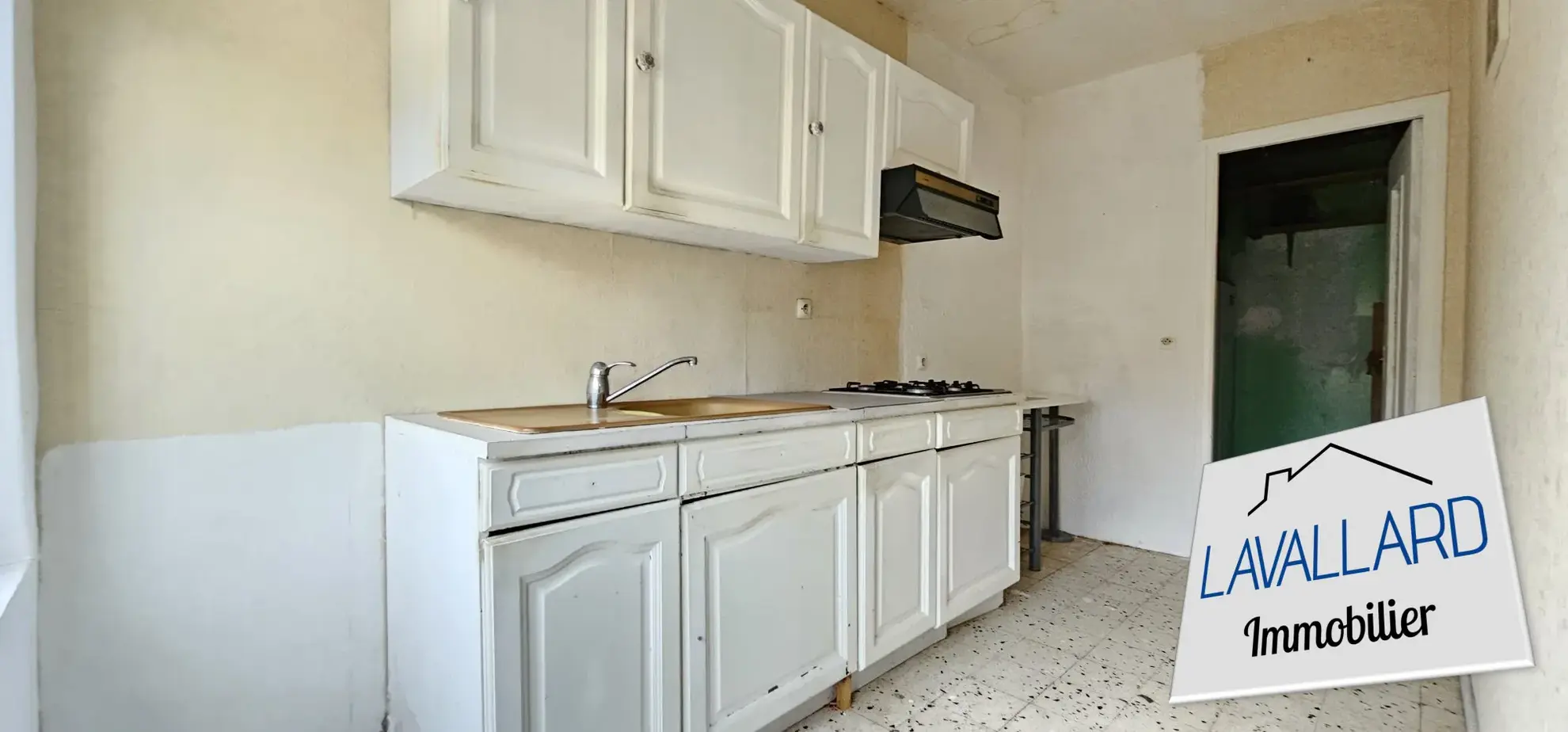 Maison de plain-pied à rénover avec 2 chambres et jardin à Canaples 