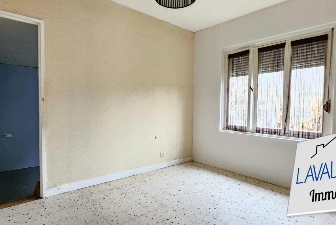 Maison de plain-pied à rénover avec 2 chambres et jardin à Canaples 