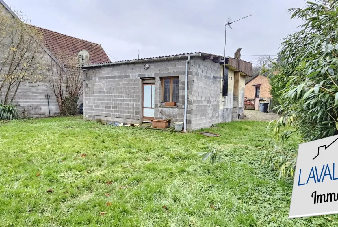 Maison de plain-pied à rénover avec 2 chambres et jardin à Canaples 