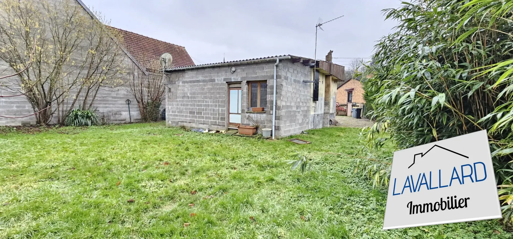 Maison de plain-pied à rénover avec 2 chambres et jardin à Canaples 