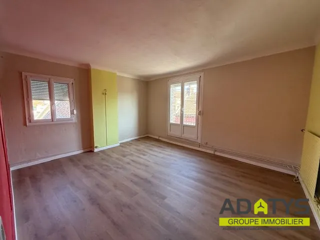 Maison à vendre à Brebières avec 3 chambres, garage et cour privée 