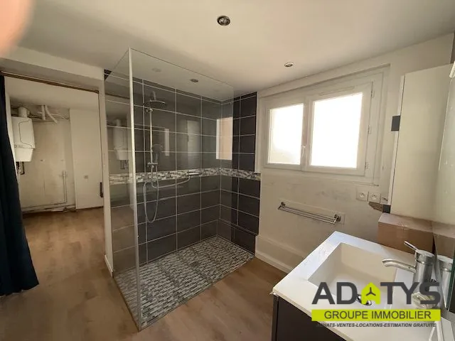 Maison à vendre à Brebières avec 3 chambres, garage et cour privée 