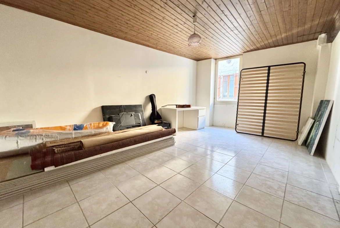 Immeuble à vendre à Penne d’Agenais avec trois appartements, proche du bourg médiéval 
