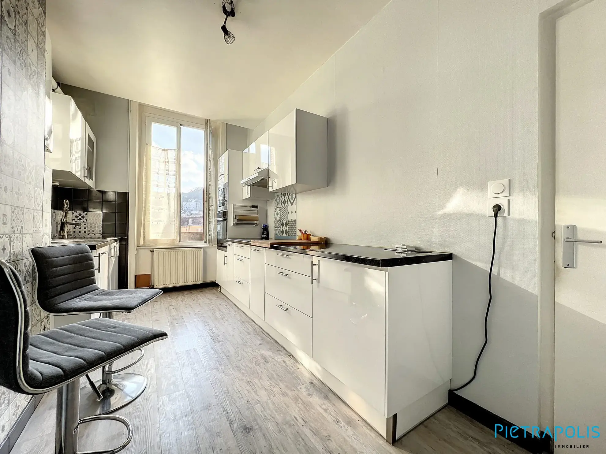 Appartement de 96 m² en plein centre de Tarare avec caves et faibles charges 