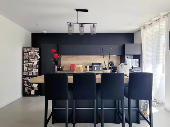 Superbe duplex de 98 m2 avec terrasse à Misérieux, 2 chambres, proche commodités