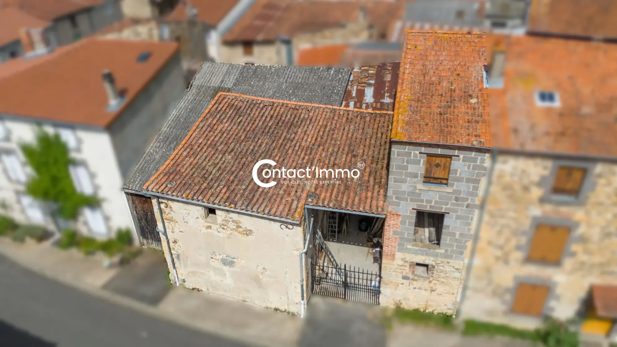 Ensemble immobilier en pierre à Vassel à rénover pour investissement ou résidence 