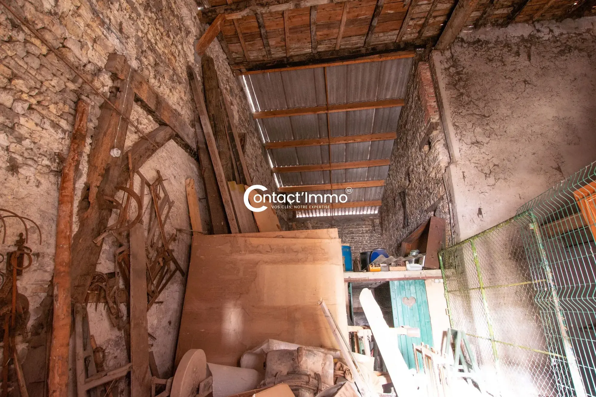 Ensemble immobilier en pierre à Vassel à rénover pour investissement ou résidence 