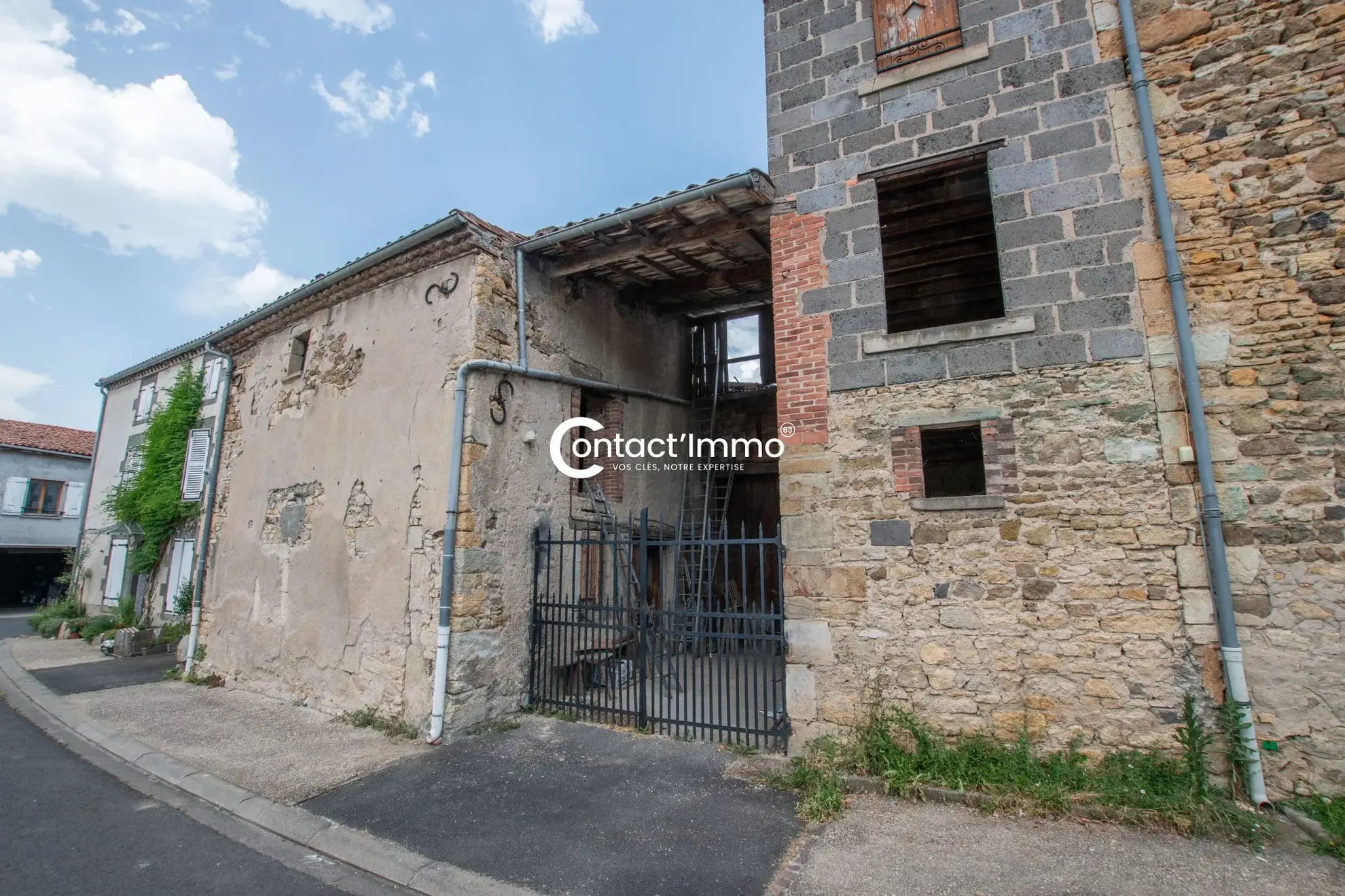 Ensemble immobilier en pierre à Vassel à rénover pour investissement ou résidence 