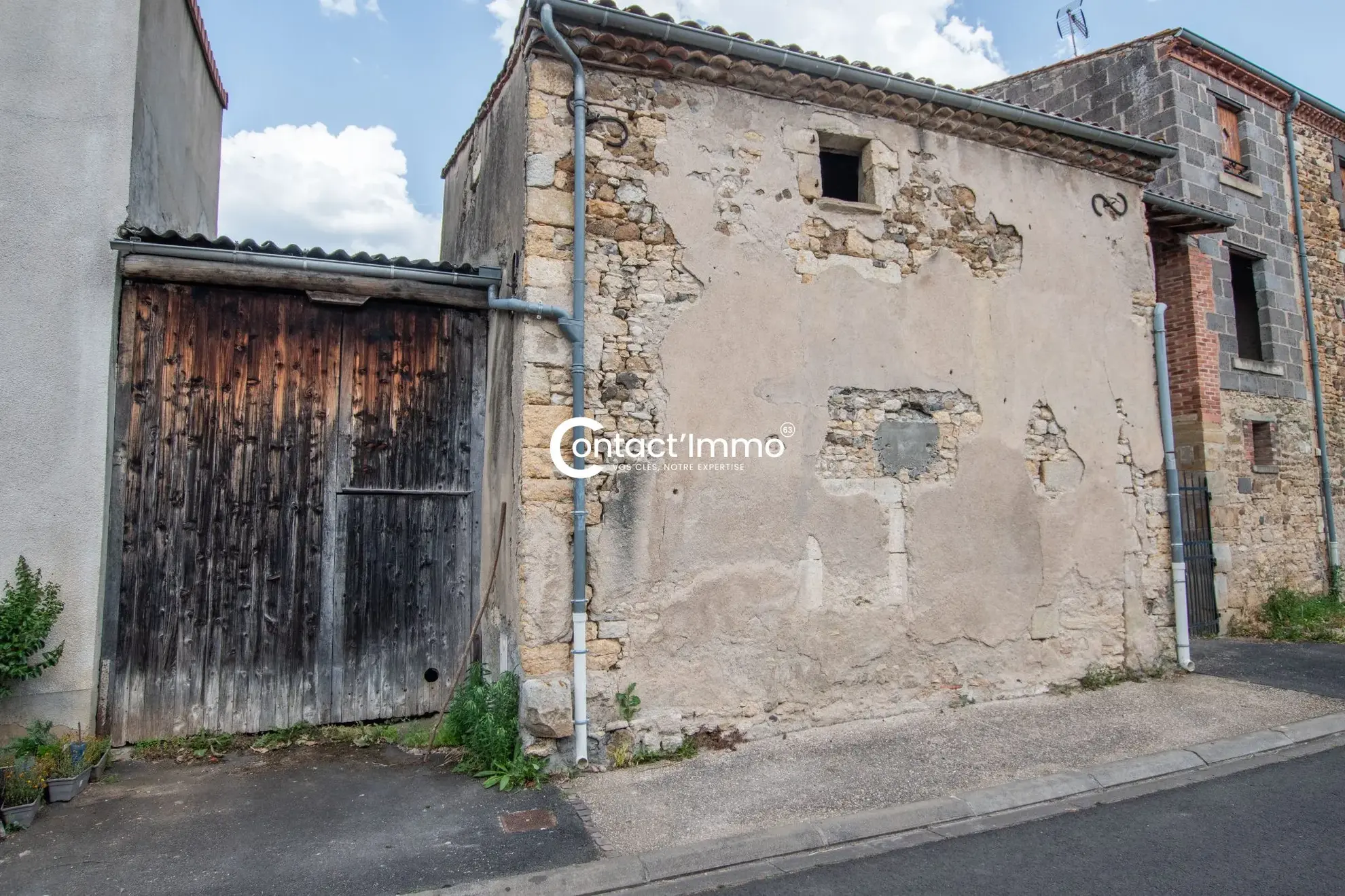 Ensemble immobilier en pierre à Vassel à rénover pour investissement ou résidence 
