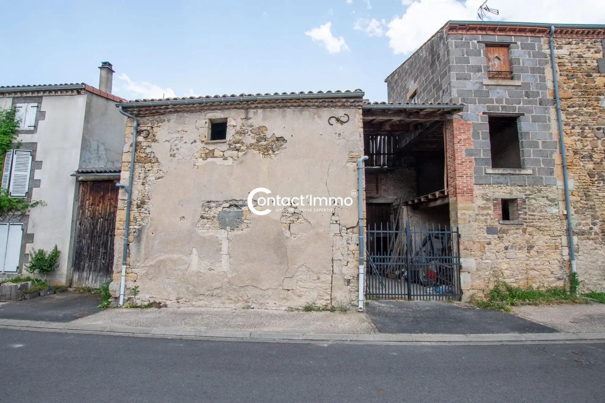 Ensemble immobilier en pierre à Vassel à rénover pour investissement ou résidence 