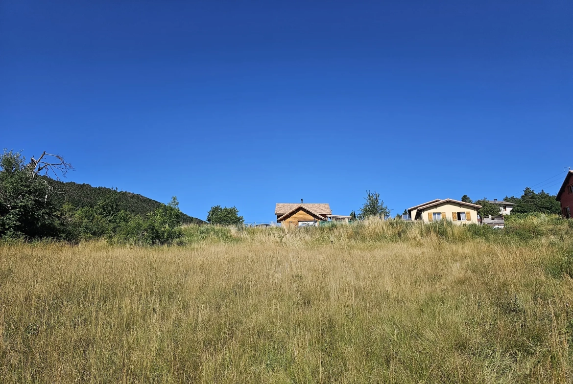 Terrain constructible à vendre à Andon - Vue montagne, tranquillité et proximité des commodités 