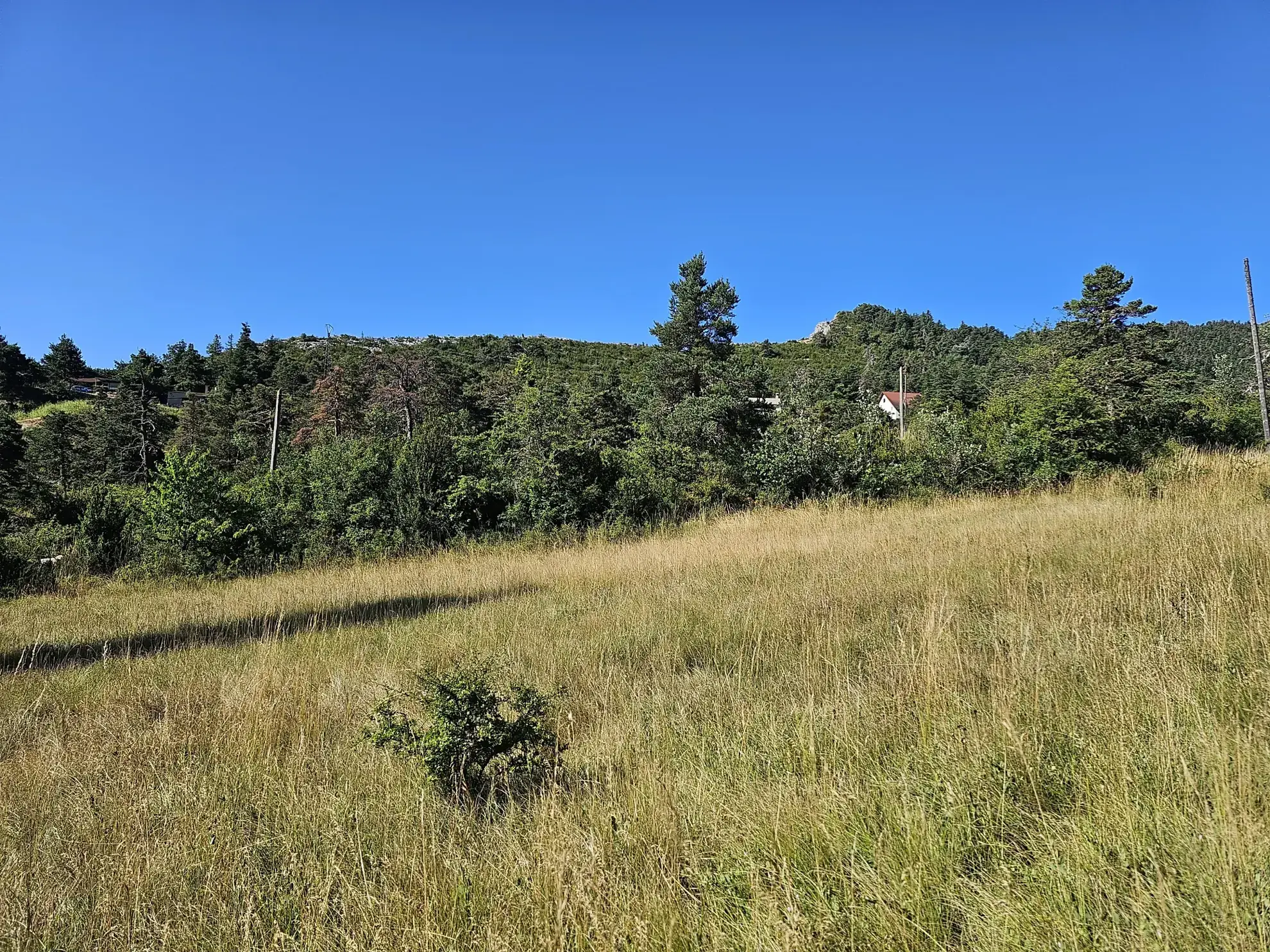 Terrain constructible à vendre à Andon - Vue montagne, tranquillité et proximité des commodités 