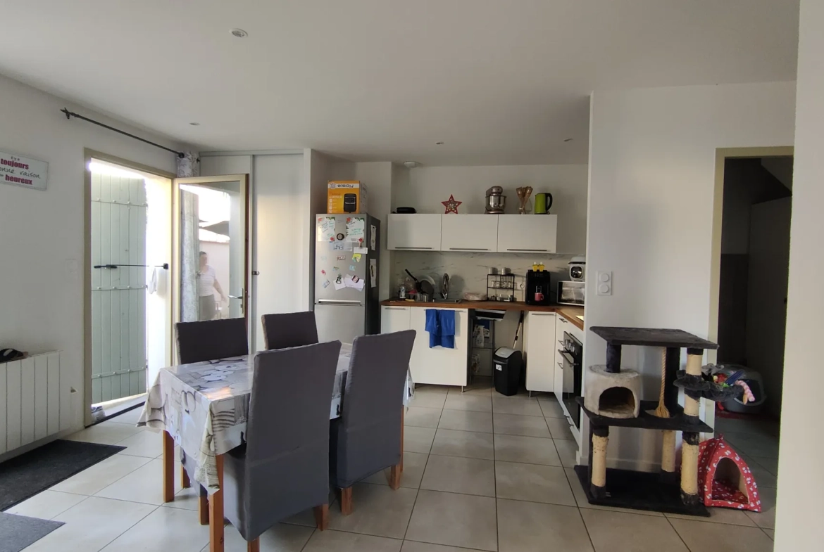 Maison de village à Langon avec terrasse, jardin et parking, proche commodités 