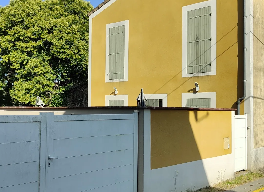 Maison de village à Langon avec terrasse, jardin et parking, proche commodités 