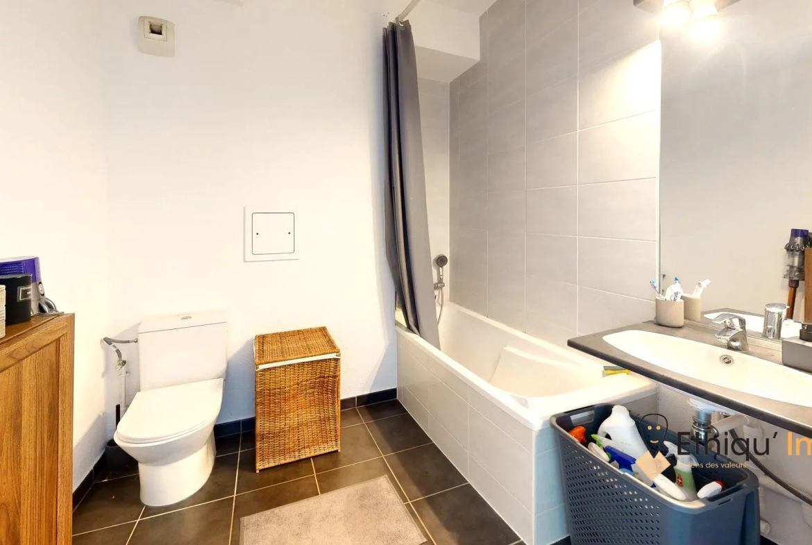 Charmant appartement 2 pièces avec balcon et garage à Strasbourg 