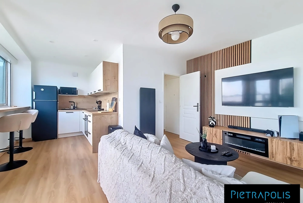 Appartement à vendre à Saint-Priest, lumineux, rénové, meublé, avec parking 