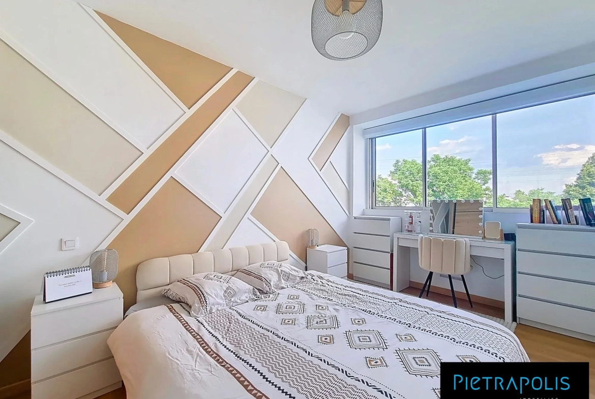 Appartement à vendre à Saint-Priest, lumineux, rénové, meublé, avec parking 