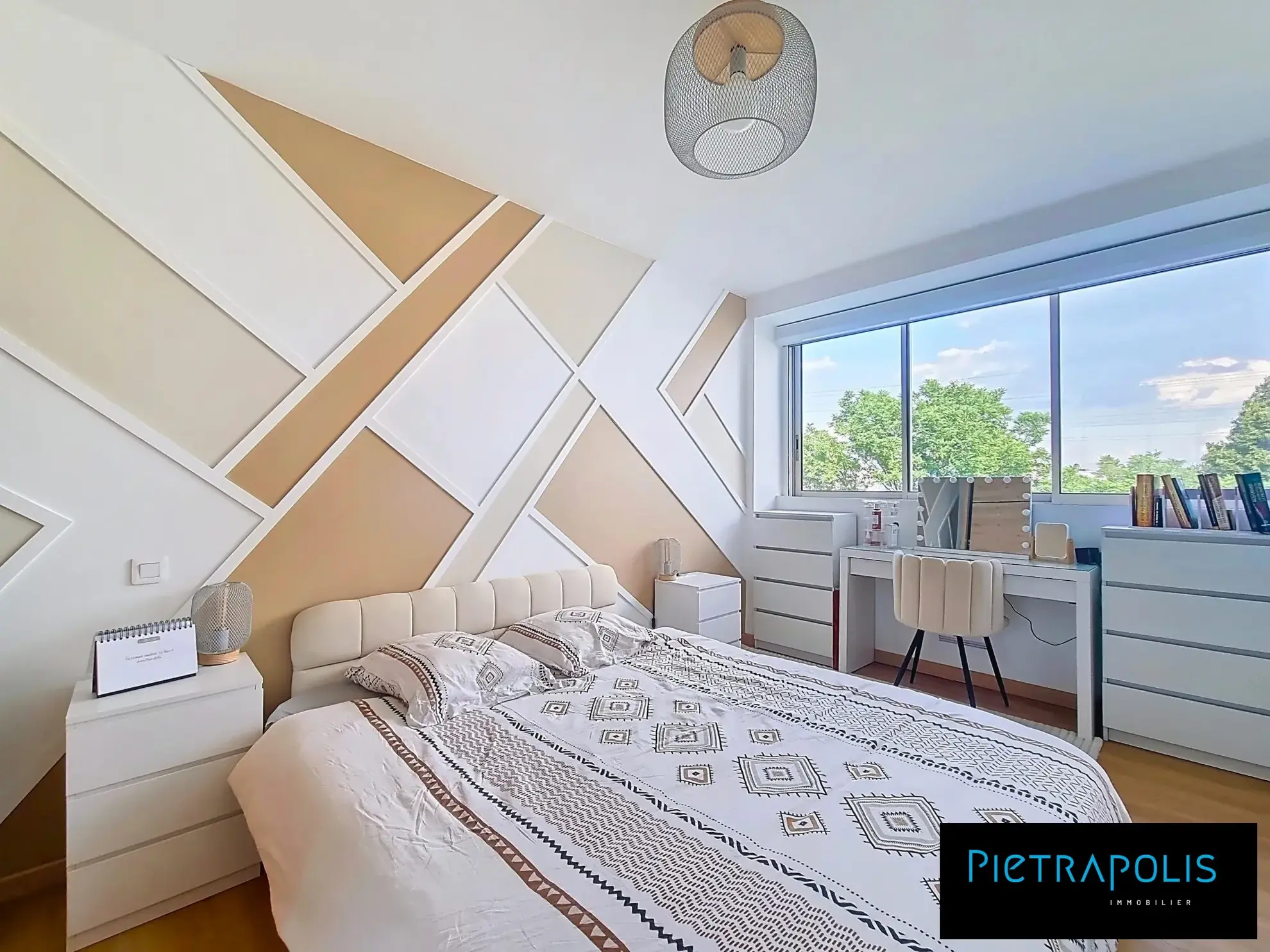 Appartement à vendre à Saint-Priest, lumineux, rénové, meublé, avec parking 