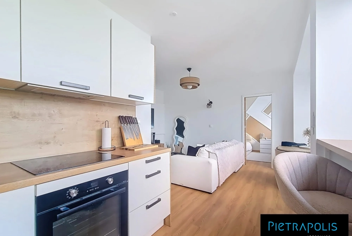 Appartement à vendre à Saint-Priest, lumineux, rénové, meublé, avec parking 