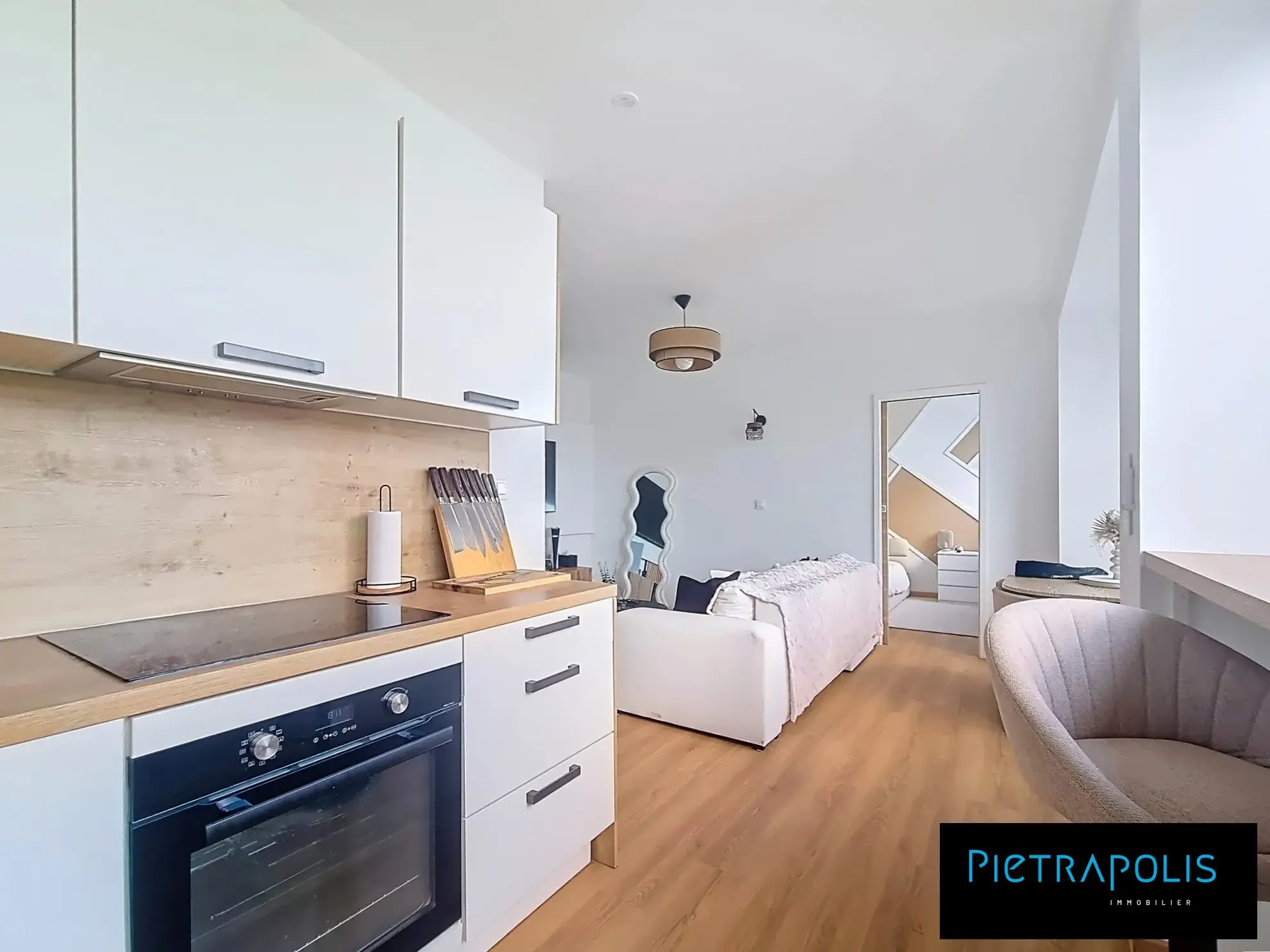 Appartement à vendre à Saint-Priest, lumineux, rénové, meublé, avec parking 