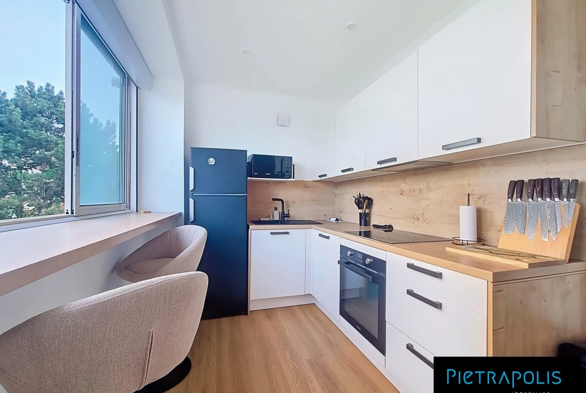 Appartement à vendre à Saint-Priest, lumineux, rénové, meublé, avec parking 