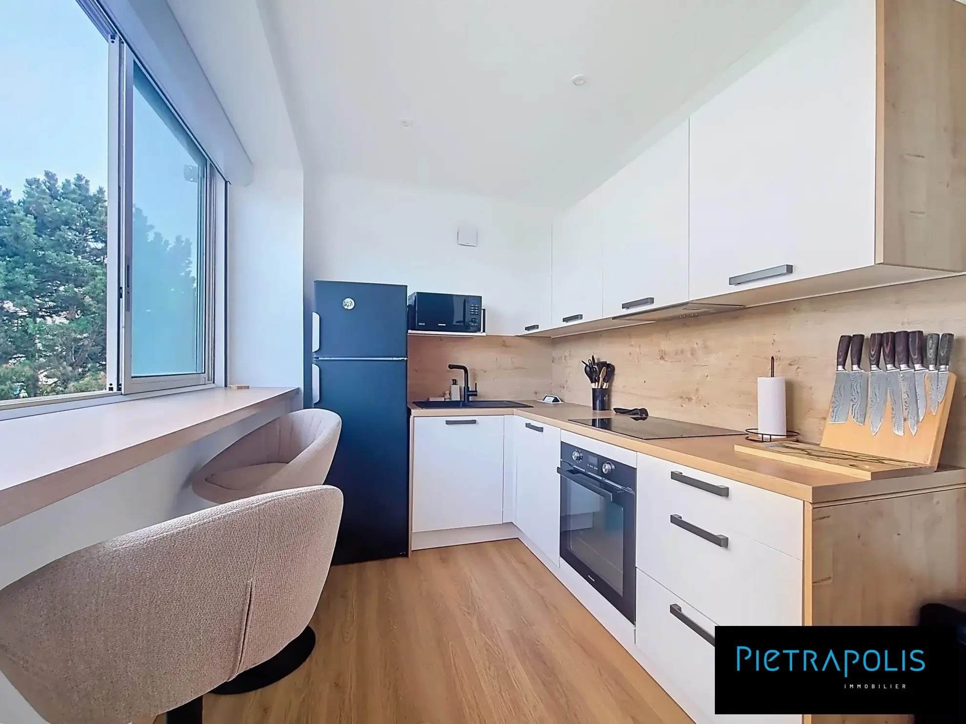 Appartement à vendre à Saint-Priest, lumineux, rénové, meublé, avec parking 