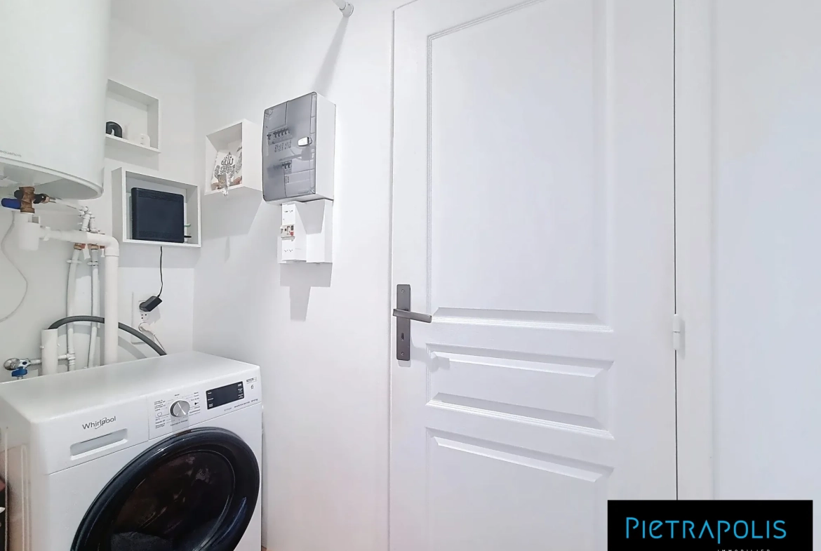 Appartement à vendre à Saint-Priest, lumineux, rénové, meublé, avec parking 