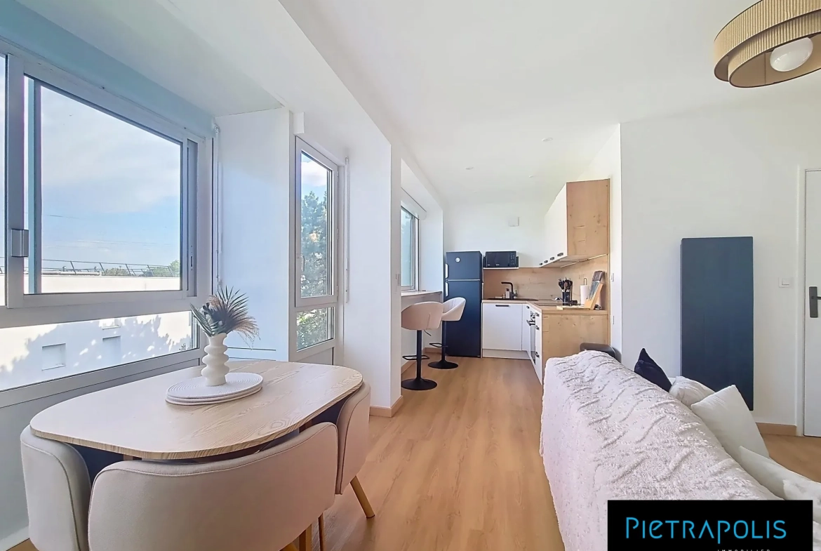 Appartement à vendre à Saint-Priest, lumineux, rénové, meublé, avec parking 