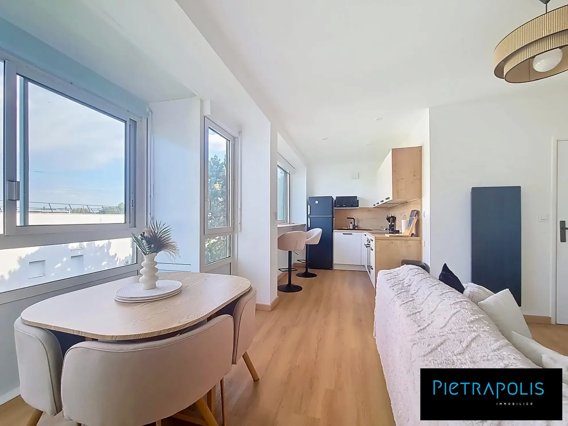 Appartement à vendre à Saint-Priest, lumineux, rénové, meublé, avec parking 