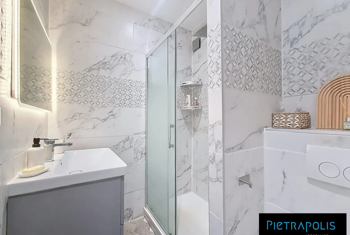Appartement à vendre à Saint-Priest, lumineux, rénové, meublé, avec parking 