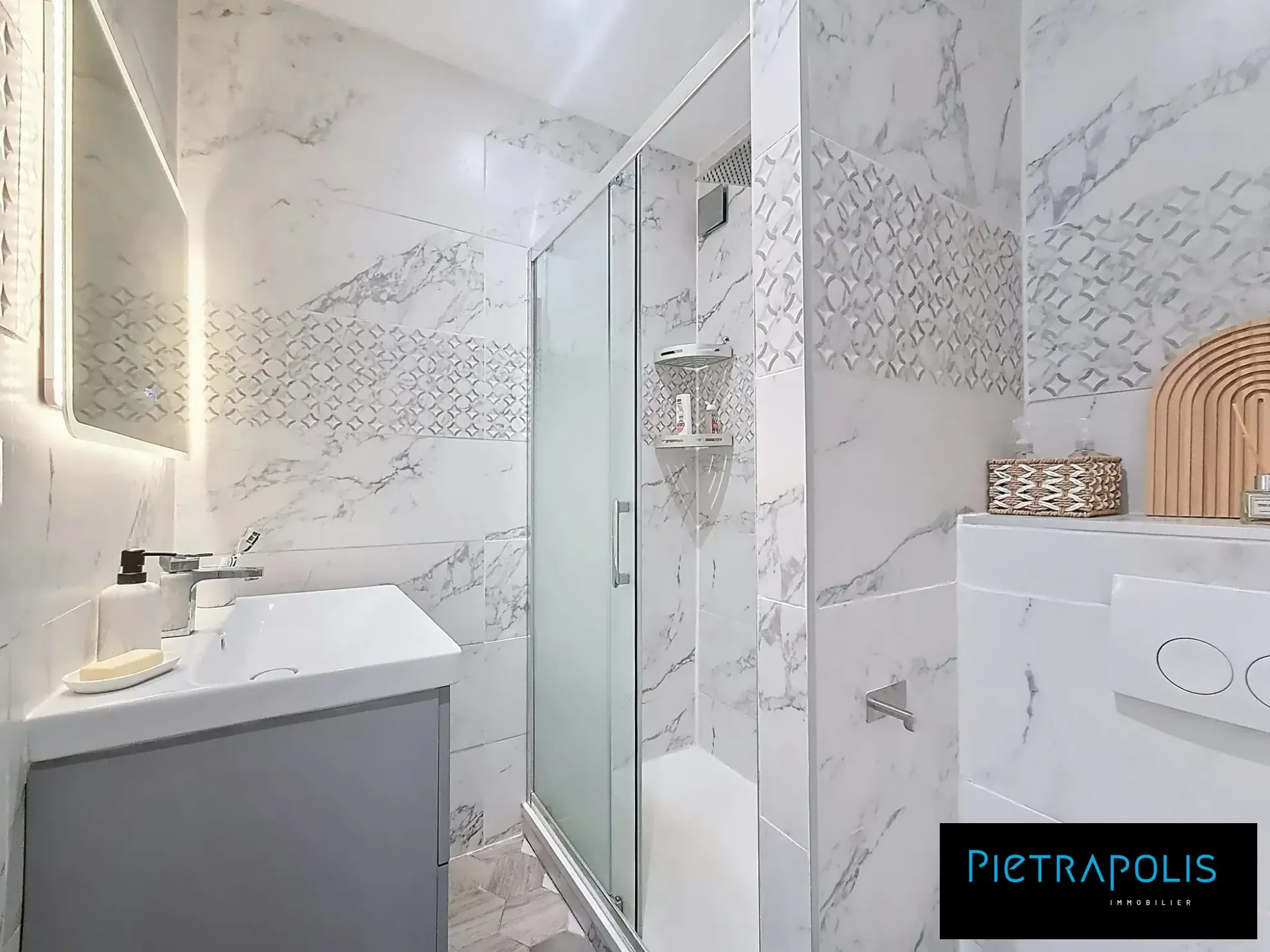 Appartement à vendre à Saint-Priest, lumineux, rénové, meublé, avec parking 