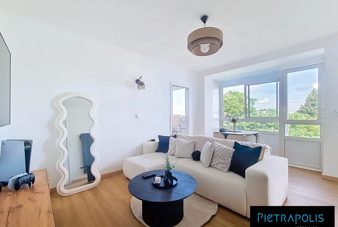 Appartement à vendre à Saint-Priest, lumineux, rénové, meublé, avec parking 