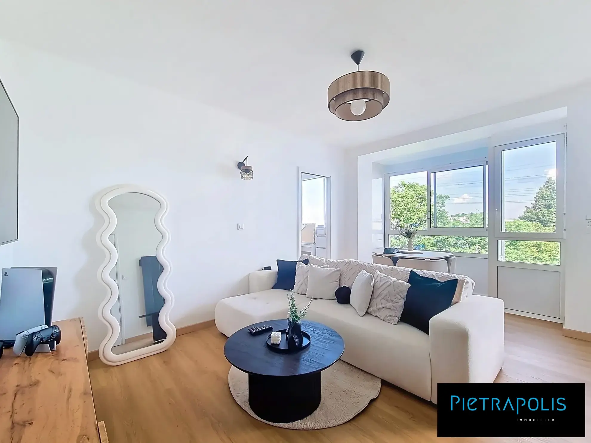 Appartement à vendre à Saint-Priest, lumineux, rénové, meublé, avec parking 