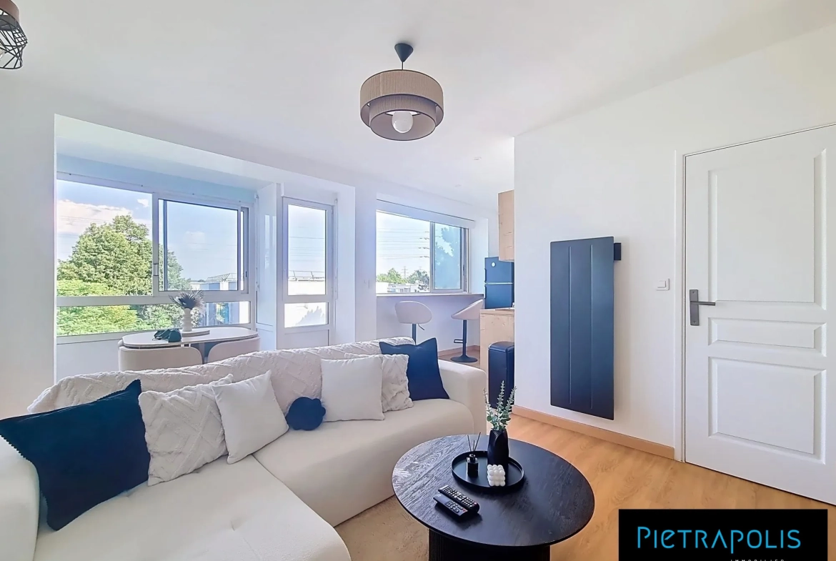 Appartement à vendre à Saint-Priest, lumineux, rénové, meublé, avec parking 