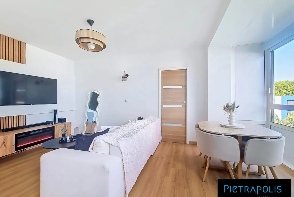Appartement à vendre à Saint-Priest, lumineux, rénové, meublé, avec parking 