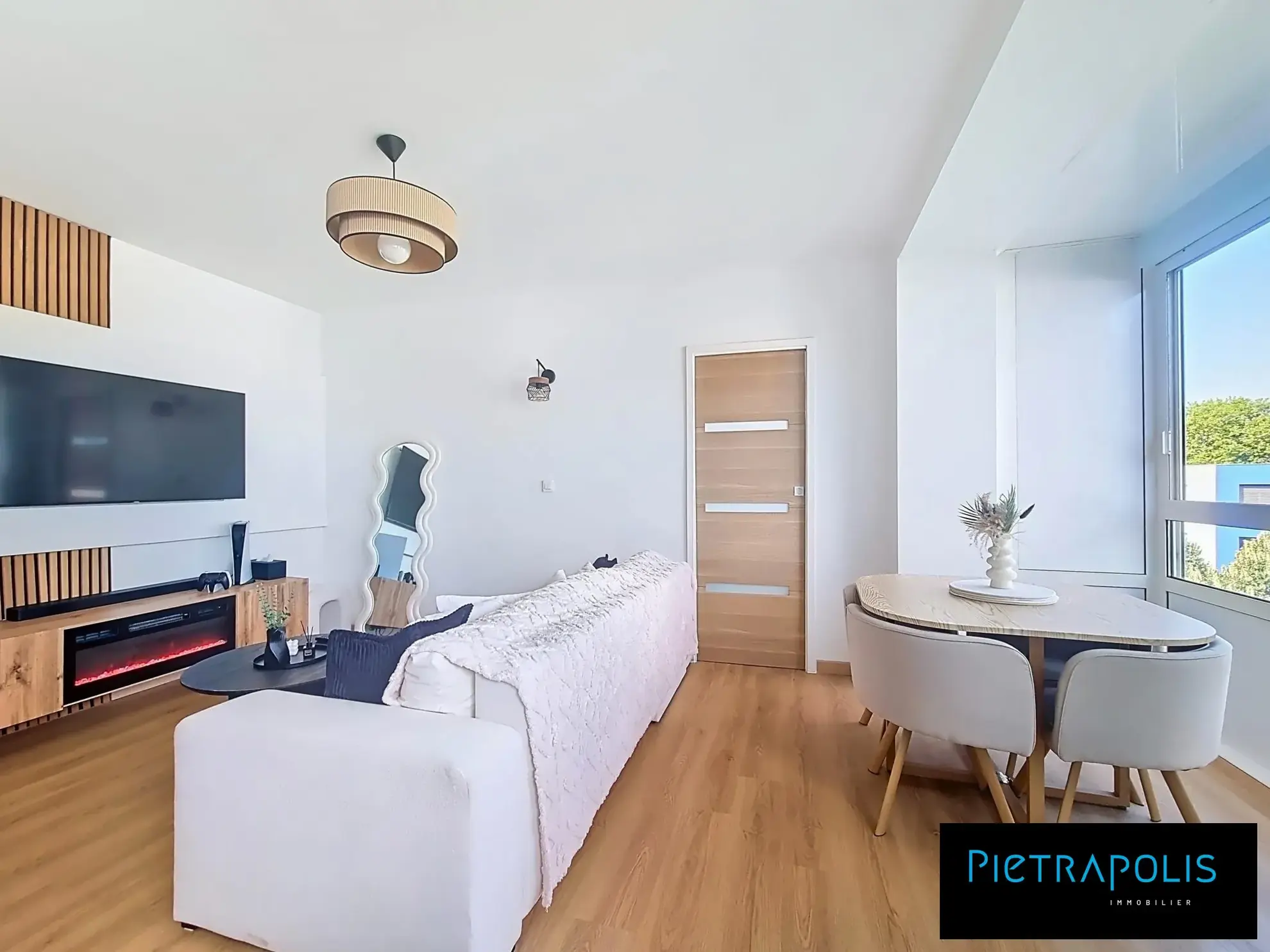Appartement à vendre à Saint-Priest, lumineux, rénové, meublé, avec parking 
