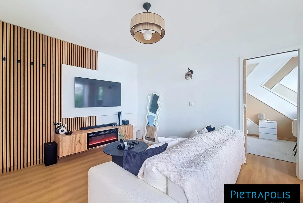 Appartement à vendre à Saint-Priest, lumineux, rénové, meublé, avec parking 